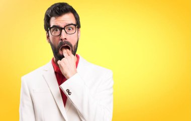 Renkli arka plan üzerinde kusma jest yapma gözlüklü esmer adam