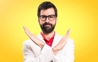 Renkli arka plan üzerinde hiçbir jest yapma gözlüklü esmer adam