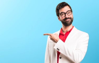 Lateral renkli arka plan üzerinde işaret gözlüklü esmer adam