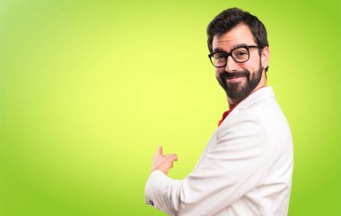 Geri renkli arka plan üzerinde işaret gözlüklü esmer adam