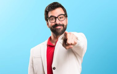 Açık renkli arka plan üzerinde işaret gözlüklü esmer adam