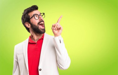 Renkli arka plan üzerinde düşünme gözlüklü esmer adam