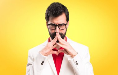 Renkli arka plan üzerinde düşünme gözlüklü esmer adam