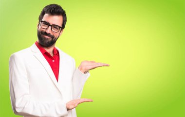 Bir şey renkli arka plan üzerinde sunulması gözlüklü esmer adam