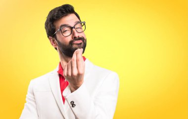 Esmer adam yapma para jest renkli arka plan üzerinde gözlük