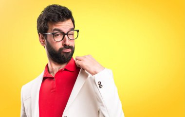 Renkli arka plan üzerinde kendisiyle gurur gözlüklü esmer adam