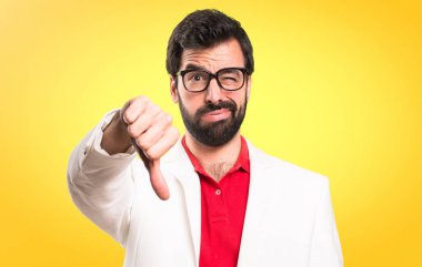 Kötü sinyal renkli arka plan üzerinde yapma gözlüklü esmer adam