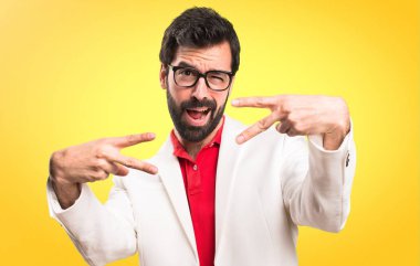 Esmer adam yapma zafer jest renkli arka plan üzerinde gözlük