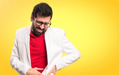 Renkli arka plan üzerinde sırt ağrısı ile gözlüklü esmer adam