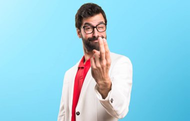 Renkli arka plan üzerinde önümüzdeki jest yapıyor gözlüklü esmer adam