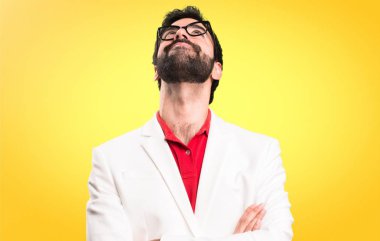 Renkli arka plan üzerinde ararken gözlüklü esmer adam