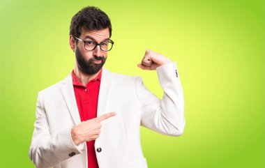 Renkli arka plan üzerinde güçlü bir jest yapma gözlüklü esmer adam