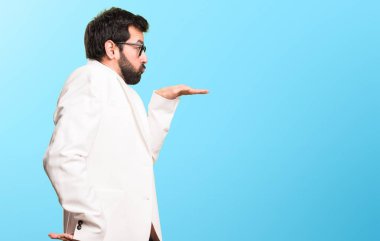 Renkli arka plan üzerinde dans gözlüklü esmer adam