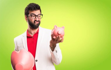 Renkli arka plan üzerinde bir servet tutan gözlüklü esmer adam