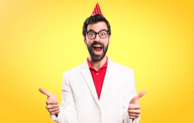 Bir parti renkli arka plan üzerinde gözlüklü esmer adam