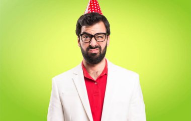 Gözlüklü bir parti renkli arka plan üzerinde üzgün esmer adam