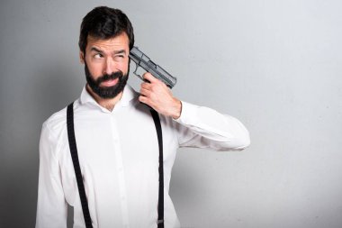 Gri zemin üzerine intihar cometing sakallı hippi adam