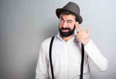 Hipster adam gri arka plan üzerinde sakal yapma intihar hareketi ile