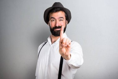 Bir gri arka plan üzerinde sayma sakallı hippi adam