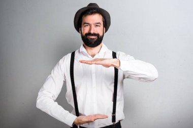 bir şey gri arka plan üzerinde tutan