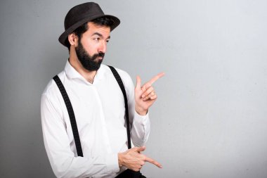 Gri arka plan üzerinde dans sakallı hippi adam