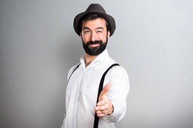 Sakal bir gri arka plan üzerinde anlaşma ile hipster adam