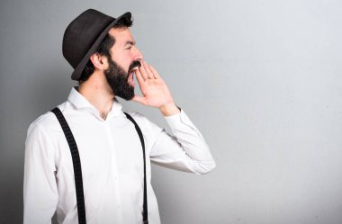 Gri arka plan üzerine bağırarak sakallı hippi adam