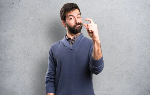 Hombre Guapo Morena Con Barba Haciendo Minúscula Señal Sobre Fondo —  Fotos de Stock