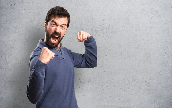 Hombre Guapo Morena Con Barba Luchando Sobre Fondo Texturizado —  Fotos de Stock