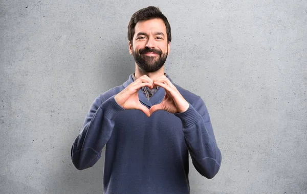 Bello Bruna Uomo Con Barba Fare Cuore Con Mani Sfondo — Foto Stock