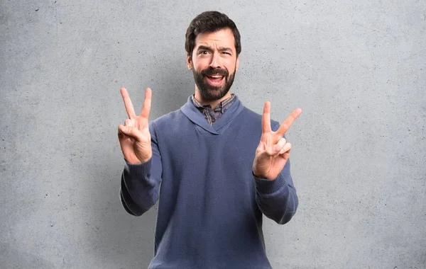 Handsome Brunette Man Beard Making Victory Gesture Textured Background — Stock Photo, Image