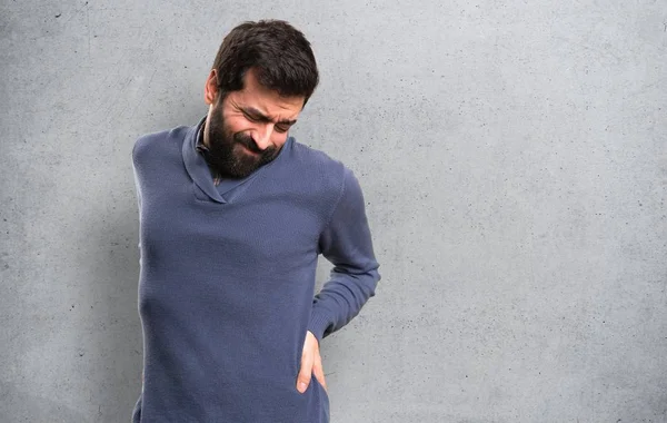 Schöner Brünetter Mann Mit Bart Mit Rückenschmerzen Auf Strukturiertem Hintergrund — Stockfoto