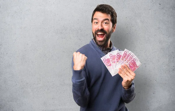 Feliz Guapo Morena Hombre Con Barba Tomando Montón Dinero Sobre — Foto de Stock