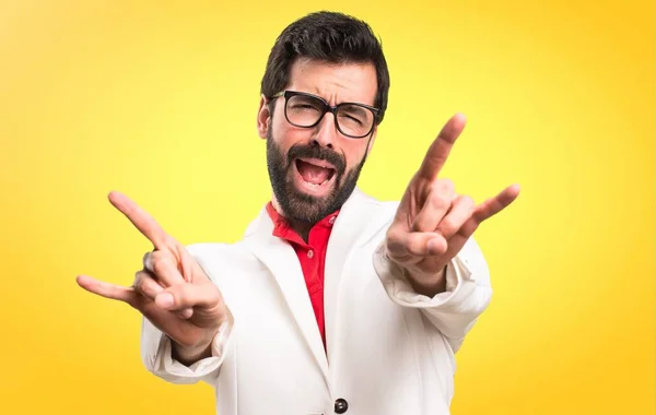 Brünetter Mann Mit Brille Macht Rock Geste Auf Buntem Hintergrund — Stockfoto