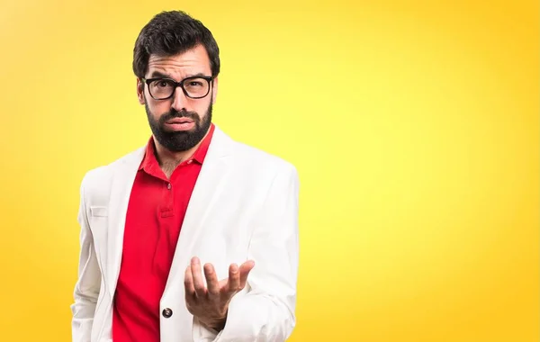 Fatigué Brunette Homme Avec Des Lunettes Sur Fond Coloré — Photo