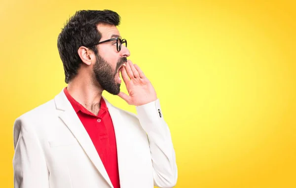 Morena Hombre Con Gafas Gritando Sobre Fondo Colorido —  Fotos de Stock