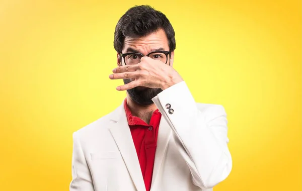 Μελαχρινή Άνθρωπο Γυαλιά Καθιστώντας Μυρωδιά Άσχημη Χειρονομία Πολύχρωμο Φόντο — Φωτογραφία Αρχείου