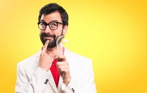 Hombre Morena Con Gafas Sosteniendo Una Bombilla Sobre Fondo Colorido — Foto de Stock