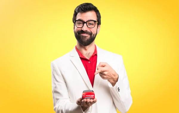 Pria Happy Brunette Dengan Kacamata Memegang Mobil Kecil Dengan Latar — Stok Foto