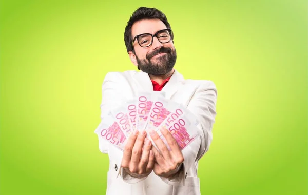 Glücklich Brünette Mann Mit Brille Nimmt Eine Menge Geld Auf — Stockfoto