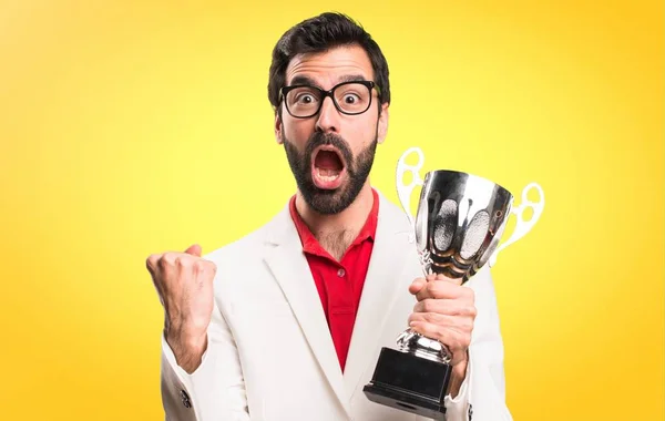 Hombre Morena Feliz Con Gafas Sosteniendo Trofeo Sobre Fondo Colorido —  Fotos de Stock