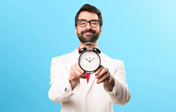 Gelukkig Brunette Man Met Bril Bedrijf Vintage Klok Kleurrijke Achtergrond — Stockfoto