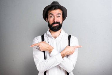 Gri arka plan üzerine şüpheleri Laterallerin işaret eden sakallı hippi adam