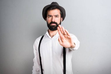 Dur işareti gri arka plan üzerinde yapma sakallı hippi adam