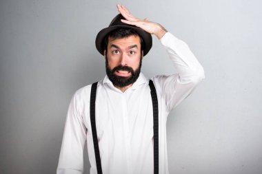 Gri arka plan üzerine şüpheleri sakallı hippi adam