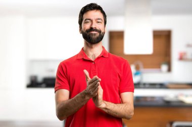 Yakışıklı adam evin içinde alkış