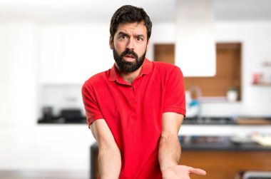 Evin içinde yorgun yakışıklı adam