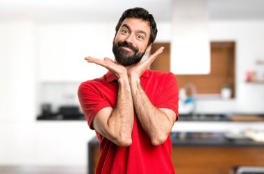 Evin içinde mutlu yakışıklı adam