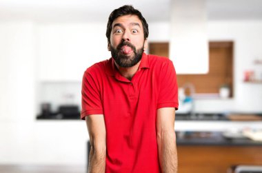 Yakışıklı adam evin içinde onun dilini yaptırmayı