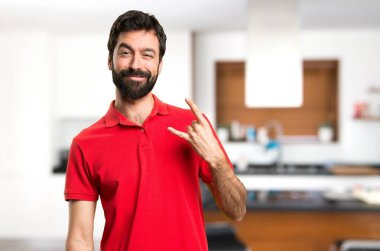 Yakışıklı adam yapma boynuz jest evin içinde